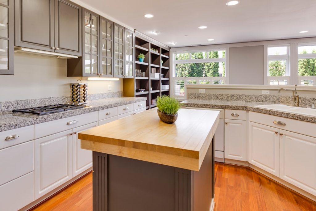 white-and-gray-themed-kitchen-counters-i5uy6tql4vm